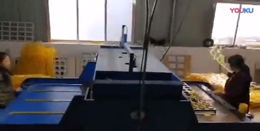 双边自动送料式裁断机